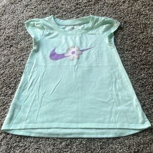 Nike girls xs short sleeve t shirt